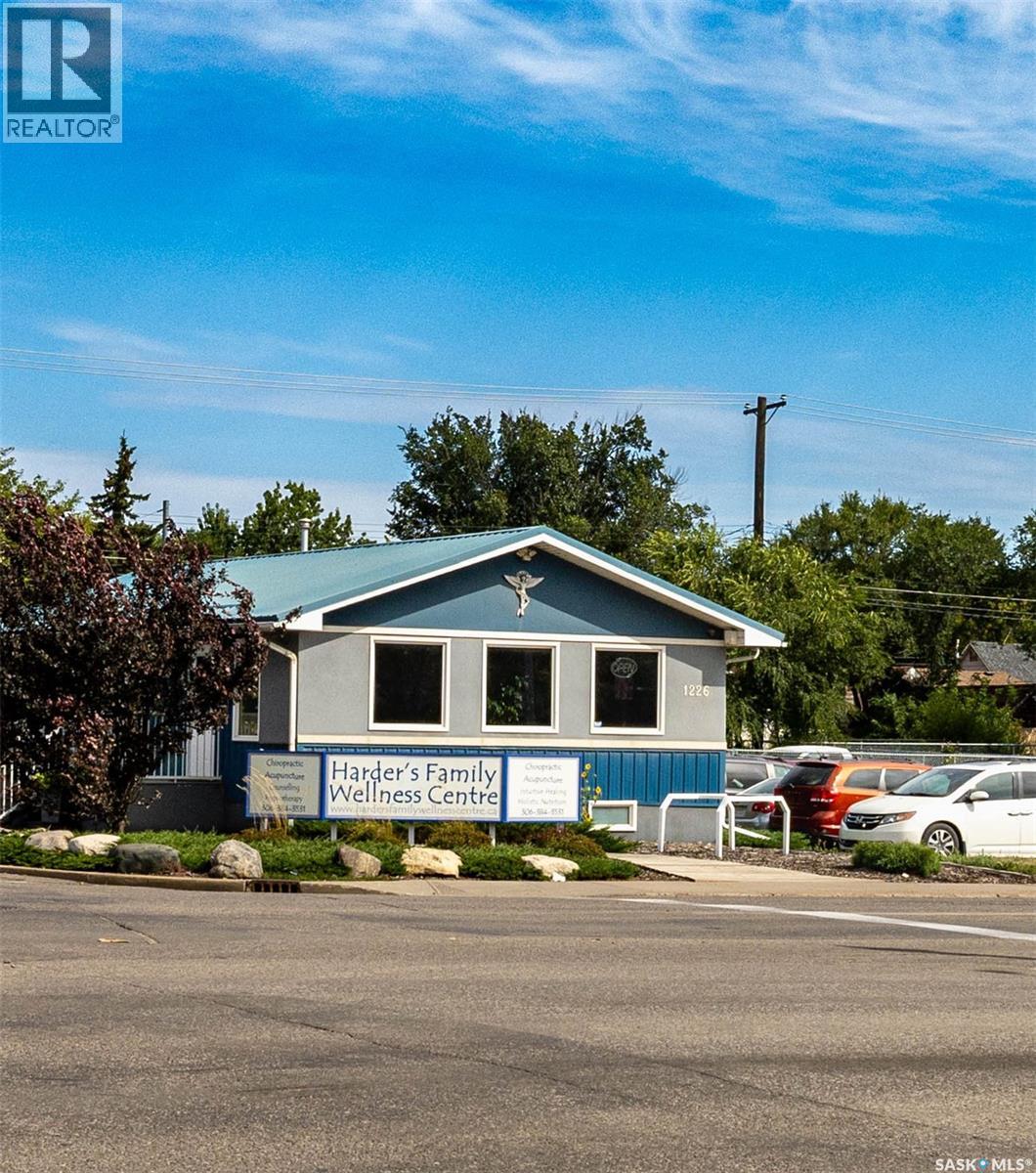 1226 22nd STREET W, Saskatoon, Saskatchewan, S7M0S7, Saskatoon, Saskatchewan — photo 1 of 5