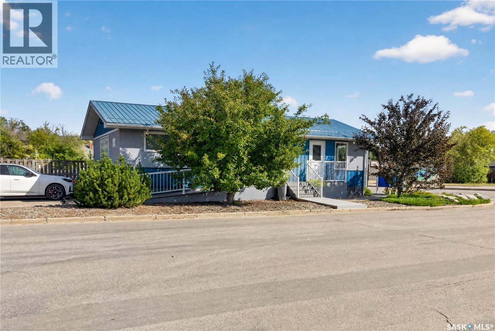 1226 22nd STREET W, Saskatoon, Saskatchewan, S7M0S7, Saskatoon, Saskatchewan — photo 3 of 5