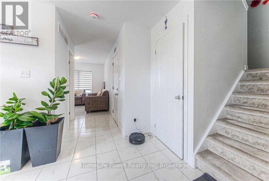 513 WOODLEA Court, Kitchener, Ontario, N2R1R7, Kitchener, Ontario — photo 4 of 5
