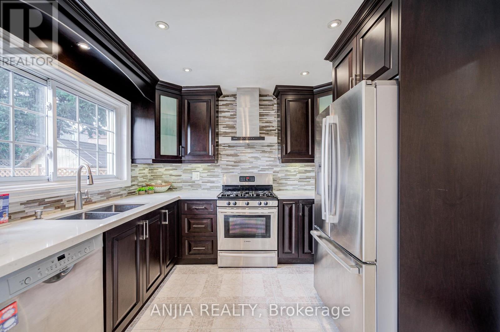 4 TOWNLEY AVENUE - 16