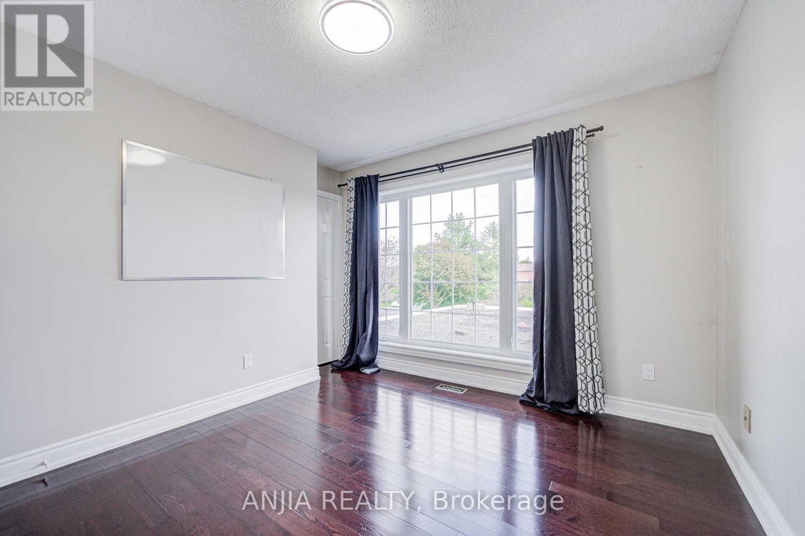 4 TOWNLEY AVENUE - 33
