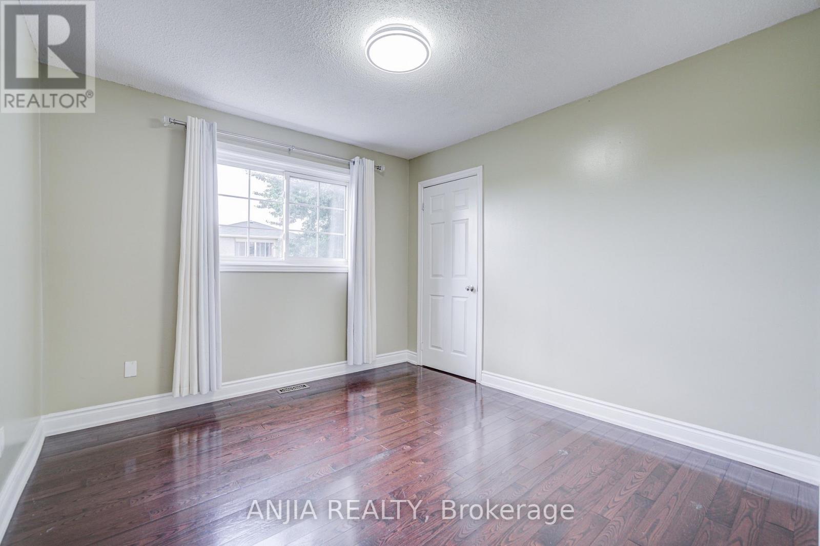 4 TOWNLEY AVENUE - 36