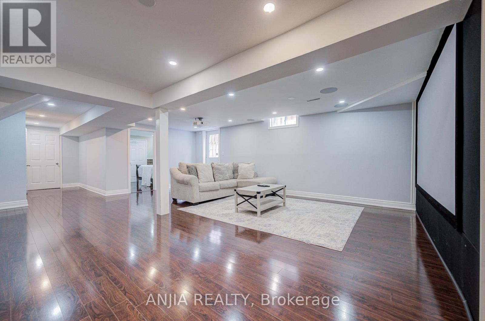 4 TOWNLEY AVENUE - 40