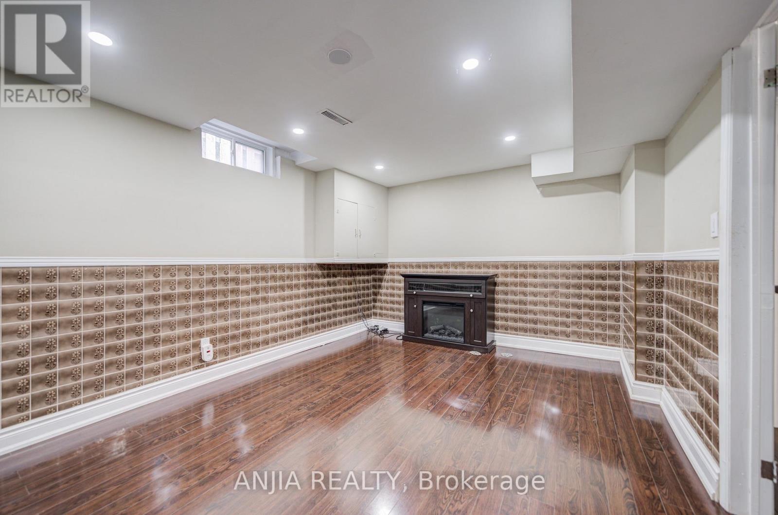 4 TOWNLEY AVENUE - 45