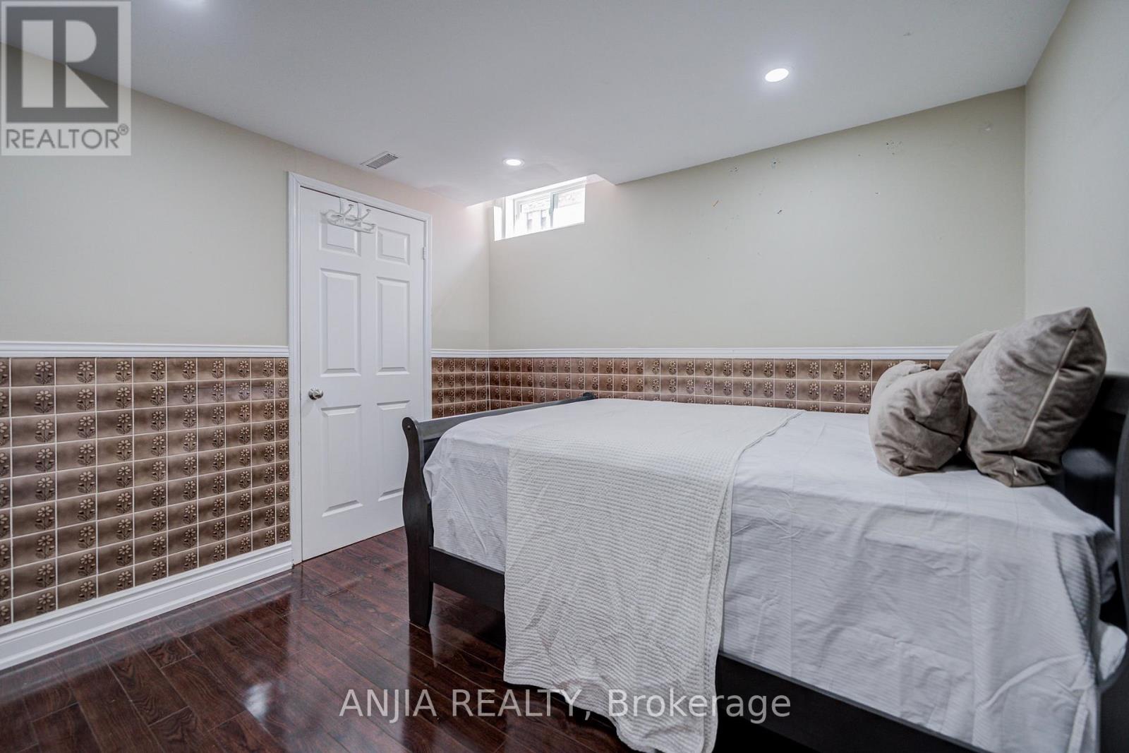 4 TOWNLEY AVENUE - 46