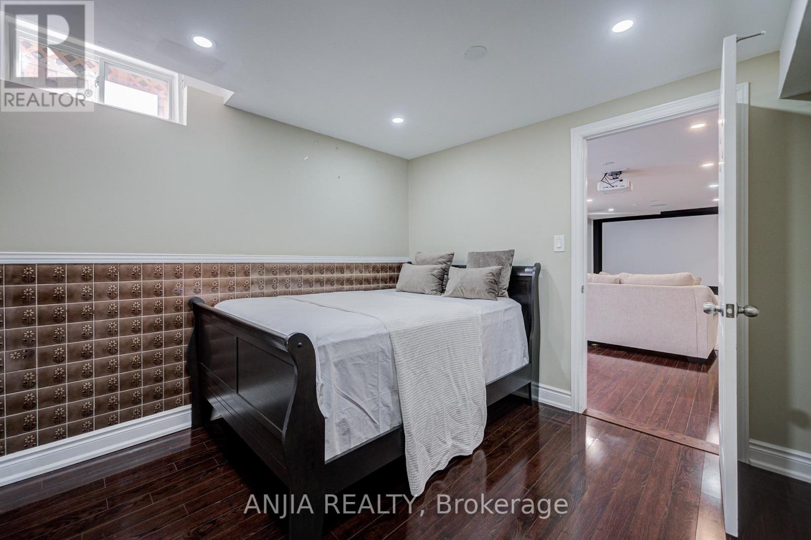 4 TOWNLEY AVENUE - 47