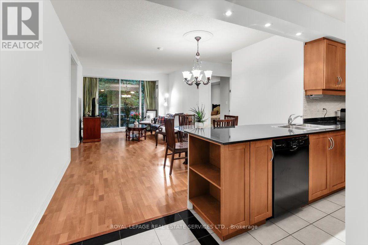 #317 28 William Carson Crescent, Toronto (St. Andrew-Windfields), Ontario, M2P2H1, Toronto (St. Andrew-Windfields), Ontario — photo 3 of 5