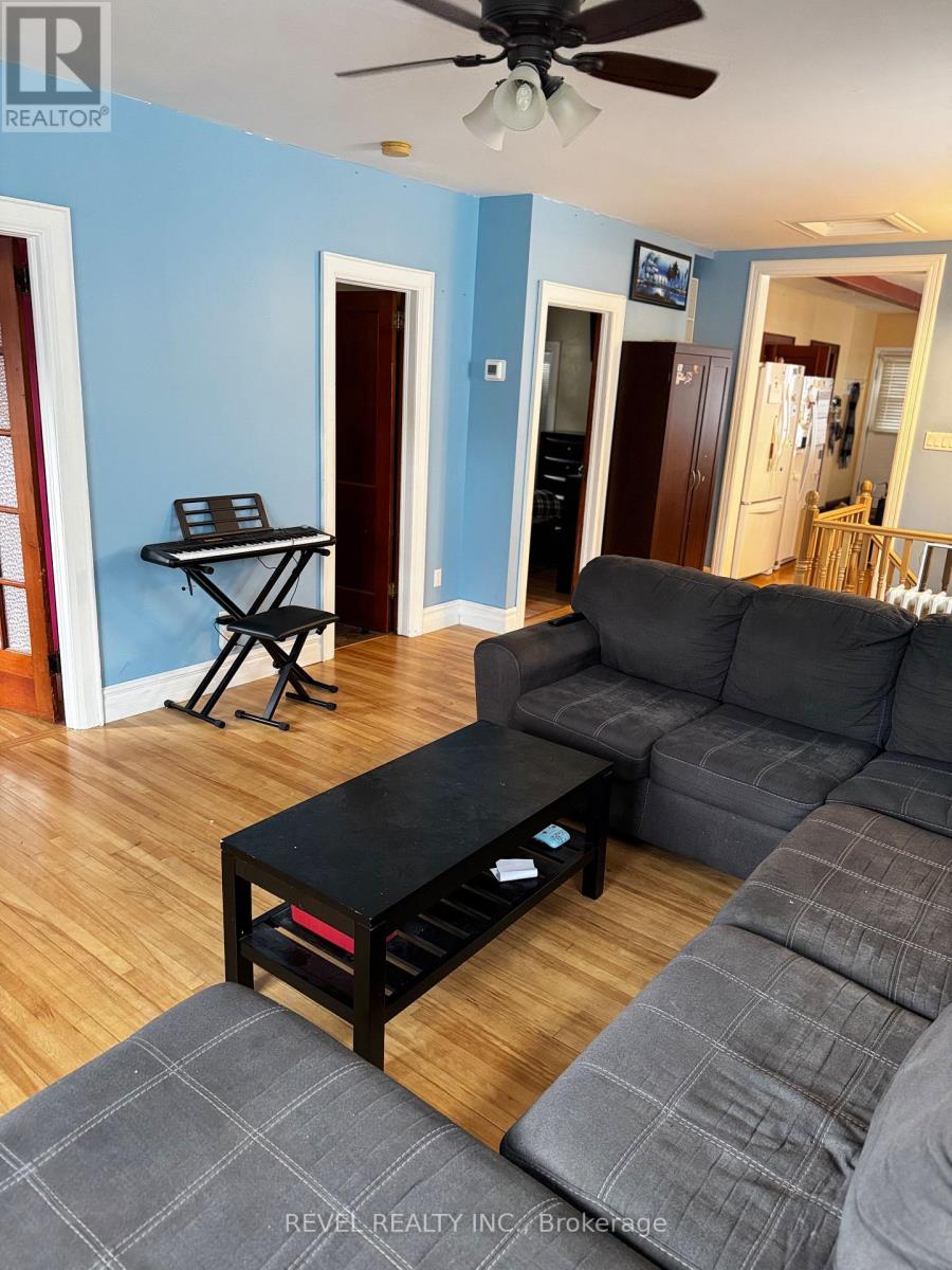 220 MAPLE STREET N - Image 11