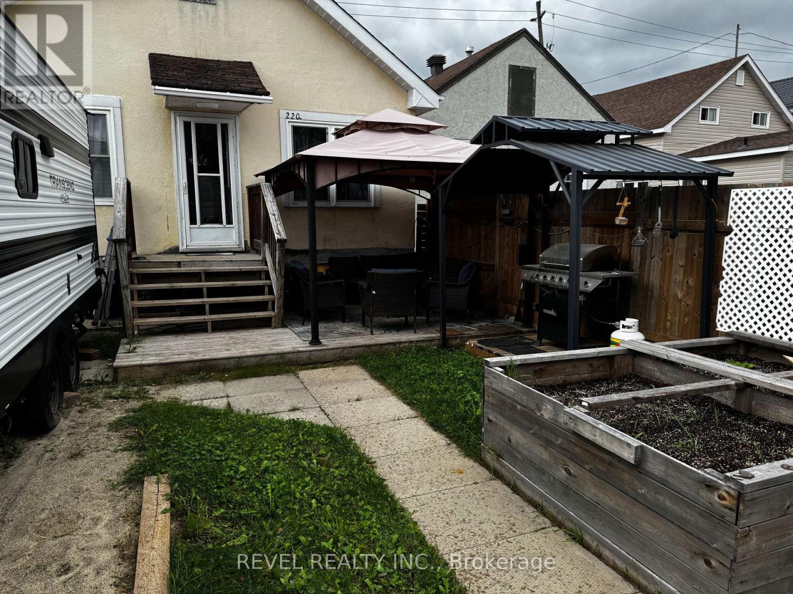 220 MAPLE STREET N - 3