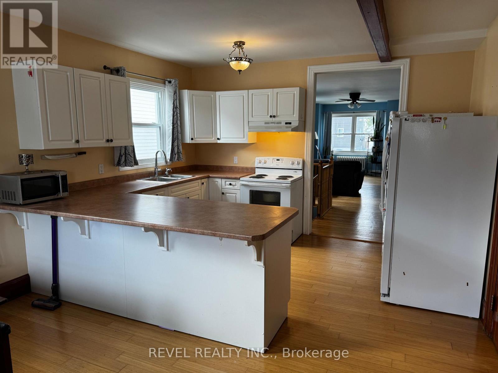 220 MAPLE STREET N - 5