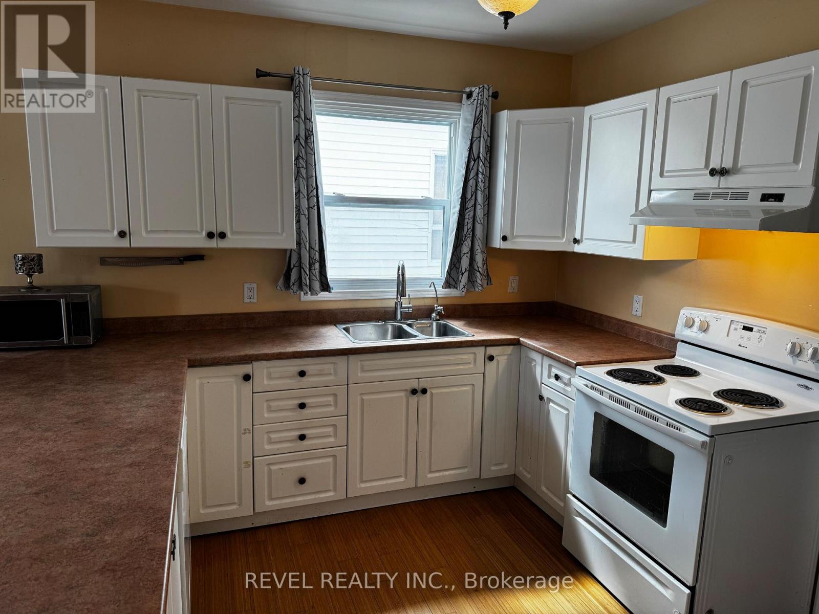 220 MAPLE STREET N - 6