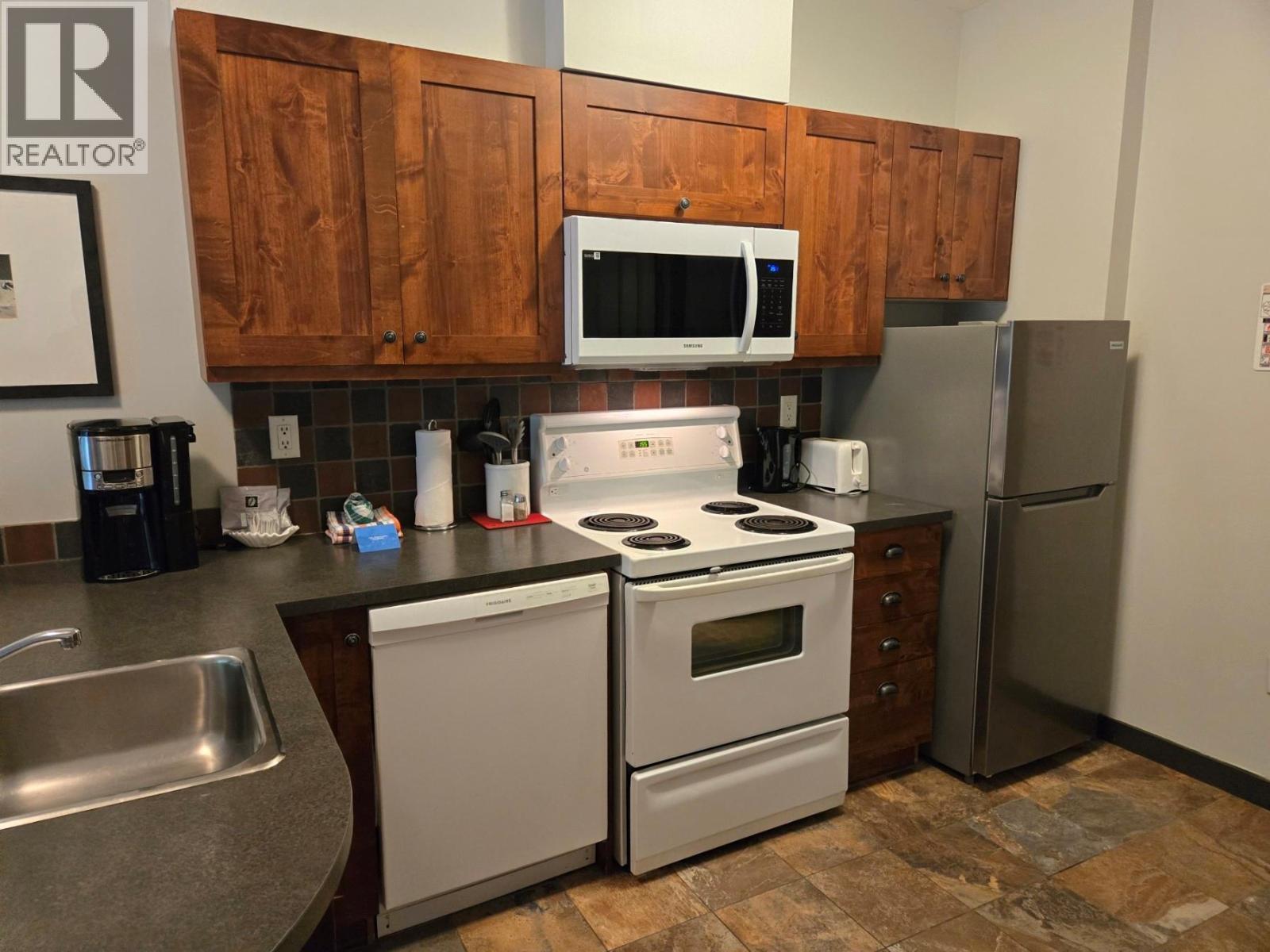 #201B 2070 SUMMIT Drive - 12