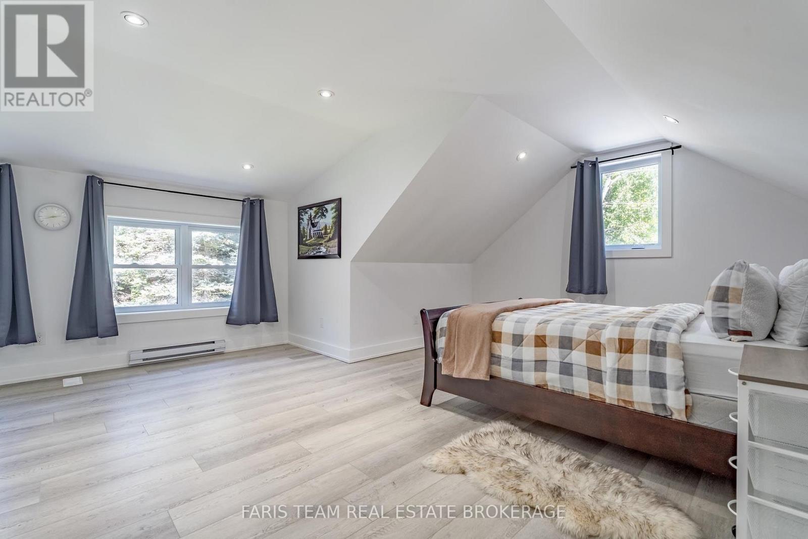 50 BEAUFORT CRESCENT - 26