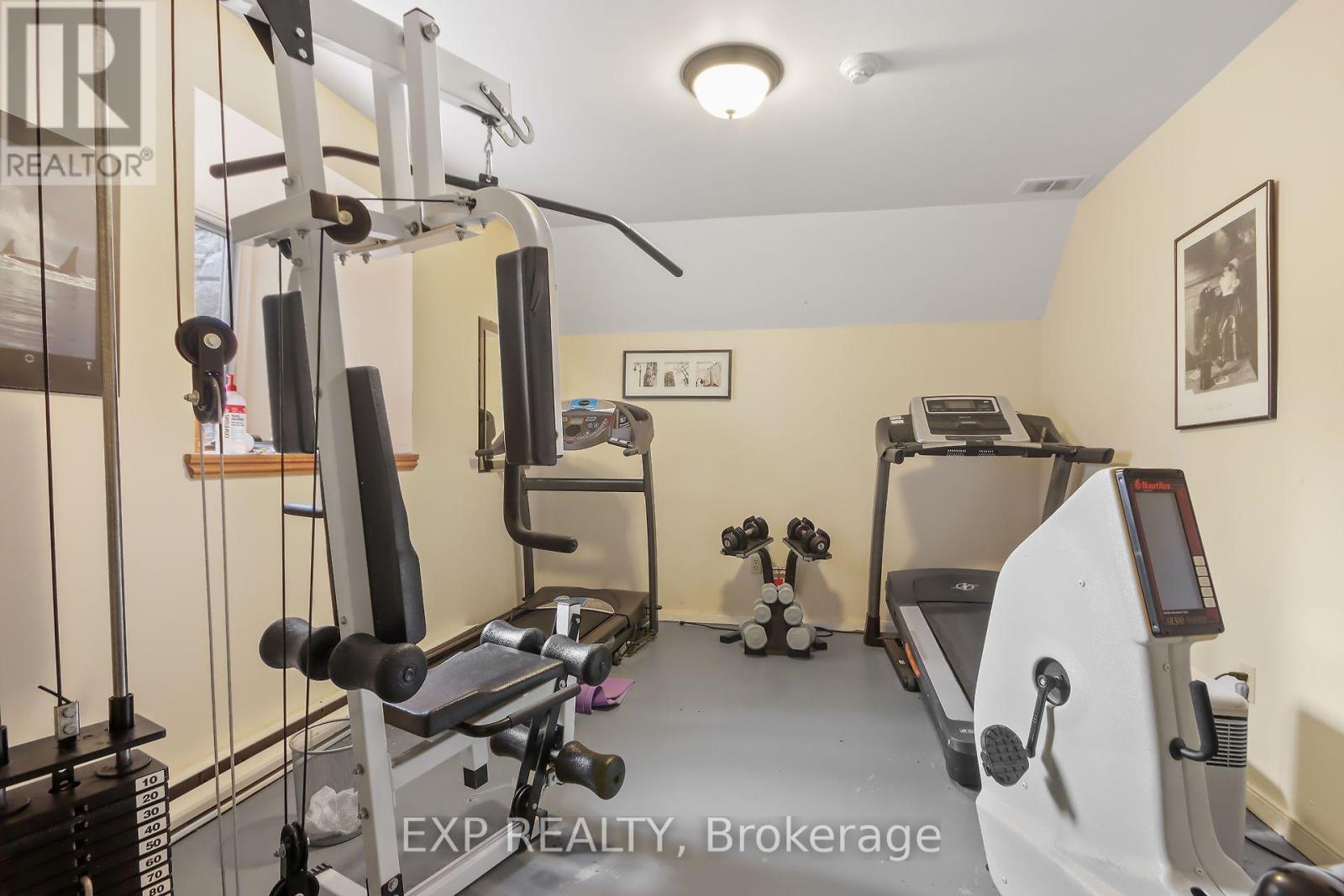 #405 1 ROSAMOND STREET E - Image 32
