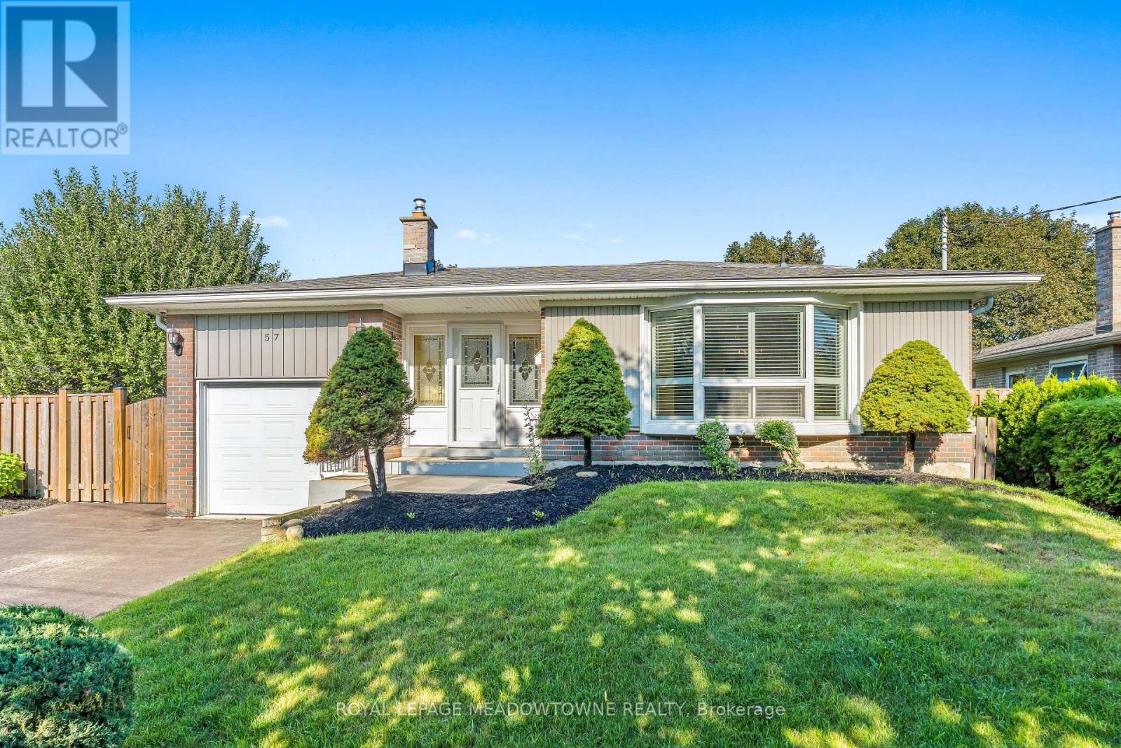 57 Dawson Crescent, Halton Hills (Georgetown), Ontario, L7G1H3, Halton Hills (Georgetown), Ontario — photo 2 of 5