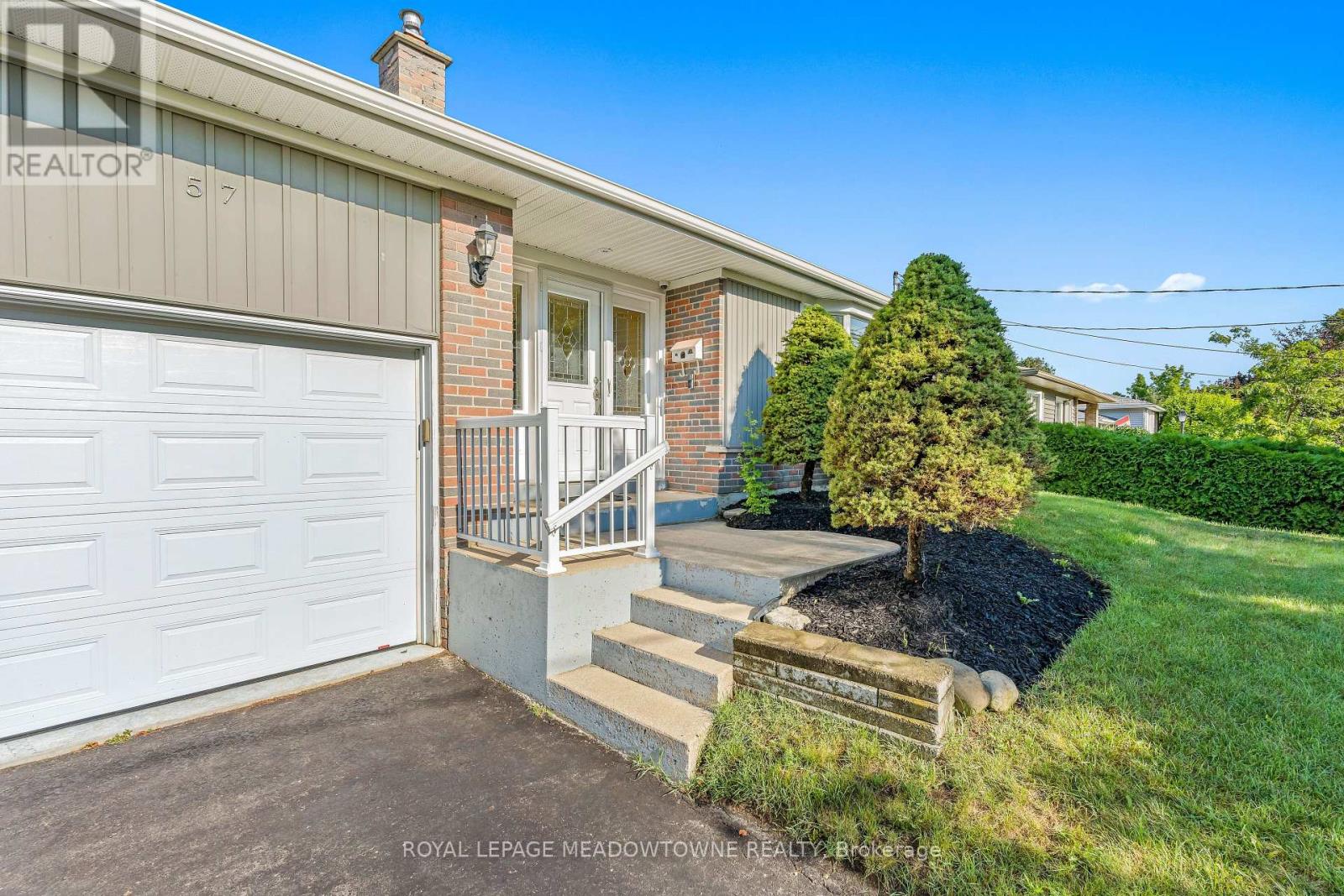 57 Dawson Crescent, Halton Hills (Georgetown), Ontario, L7G1H3, Halton Hills (Georgetown), Ontario — photo 3 of 5