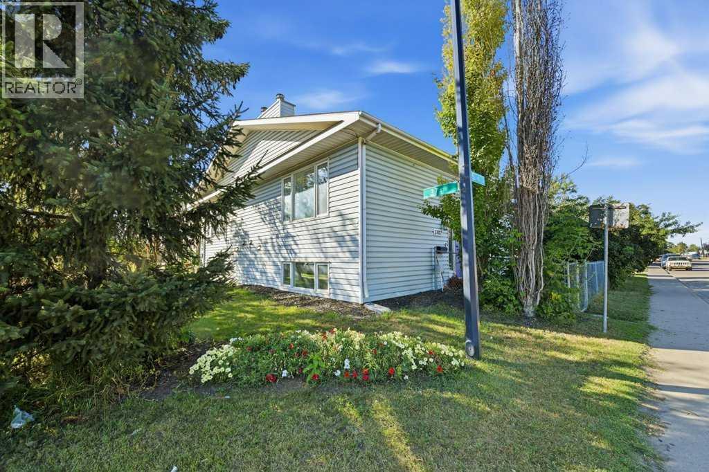Listing photo – 3702 51 Avenue, Red Deer