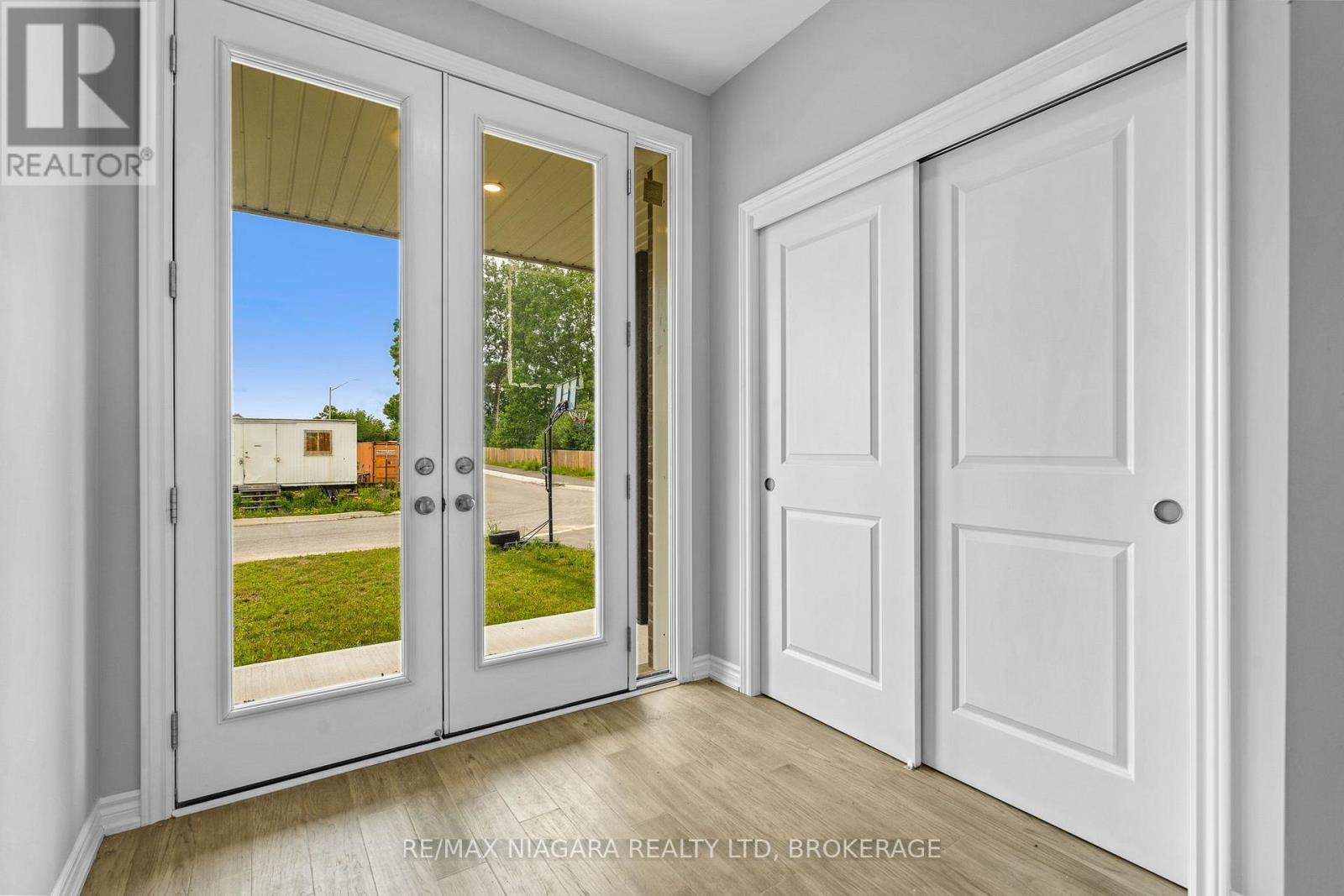 218 Wellandvale Road, Welland (N. Welland), Ontario, L3C7C7, Welland (N. Welland), Ontario — photo 3 of 5