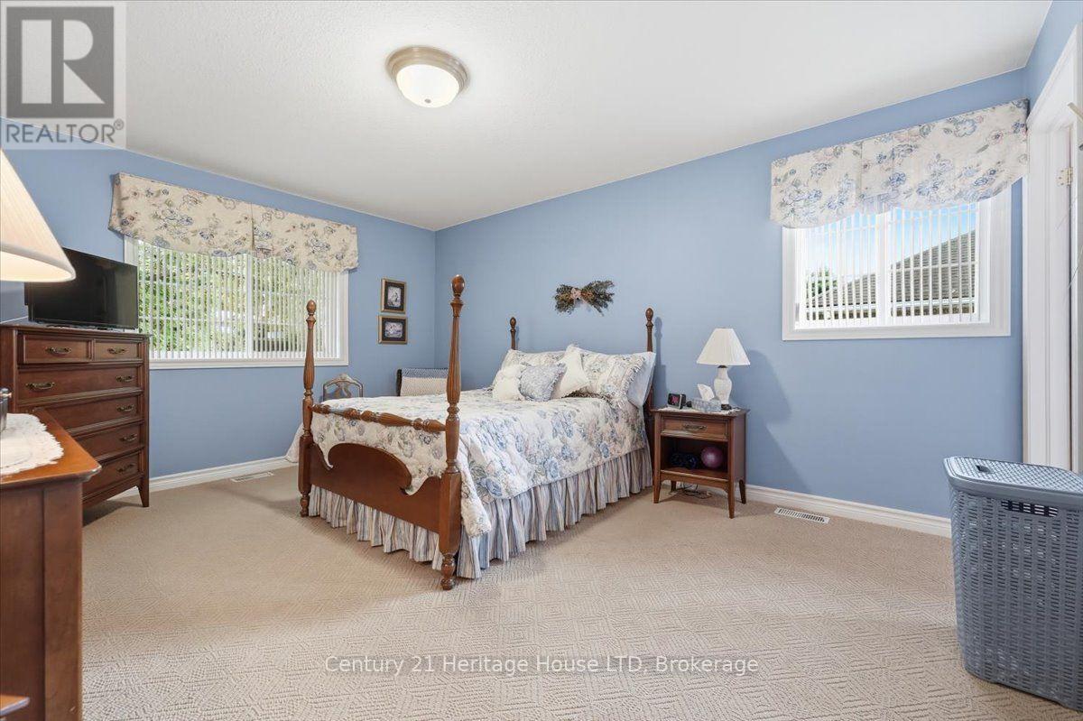 17 OAKRIDGE BOULEVARD - 18