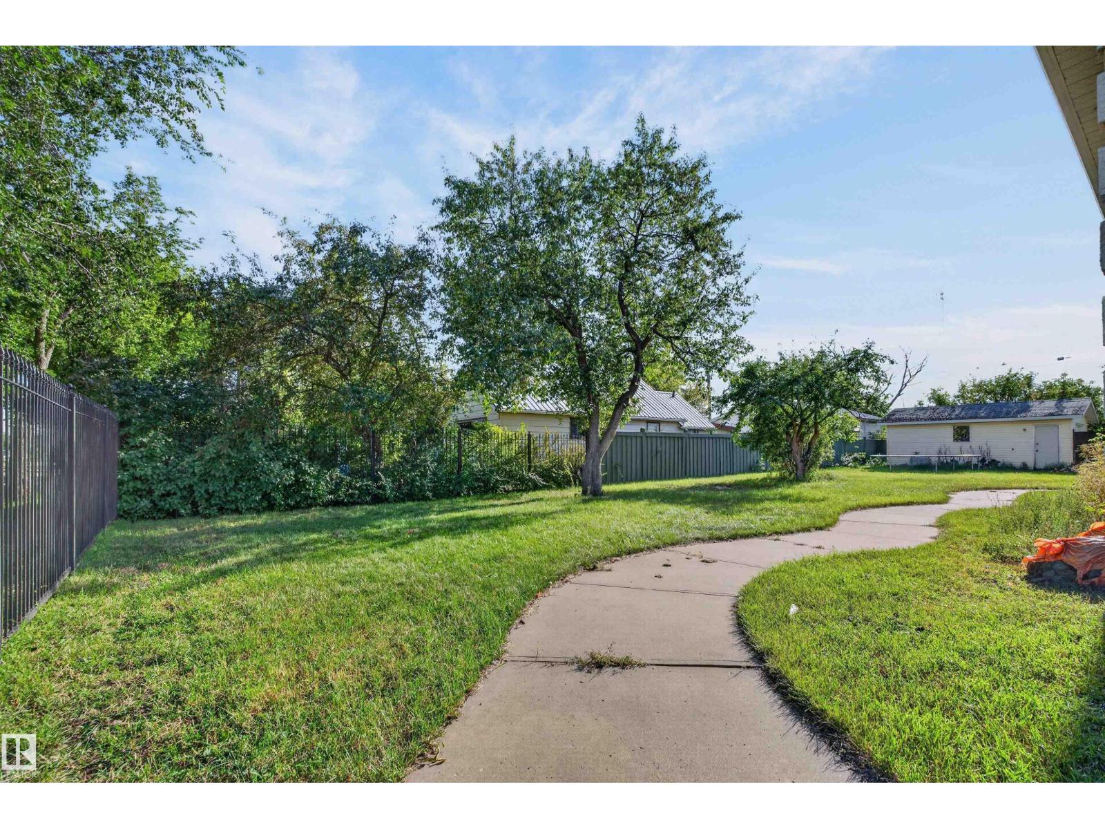 4932 48 ST - 10