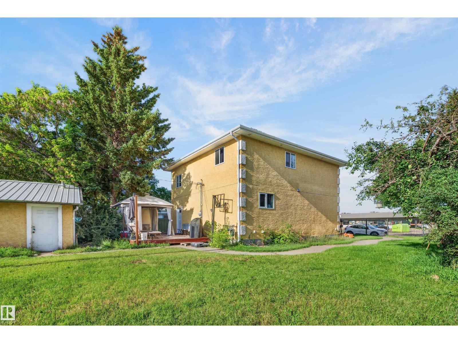 4932 48 ST - 13