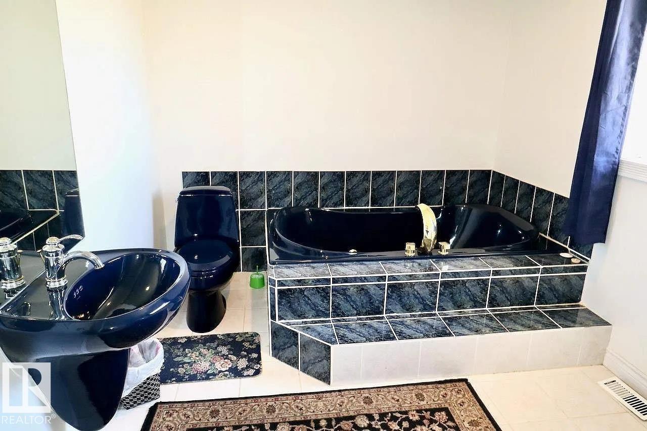 4932 48 ST - 19