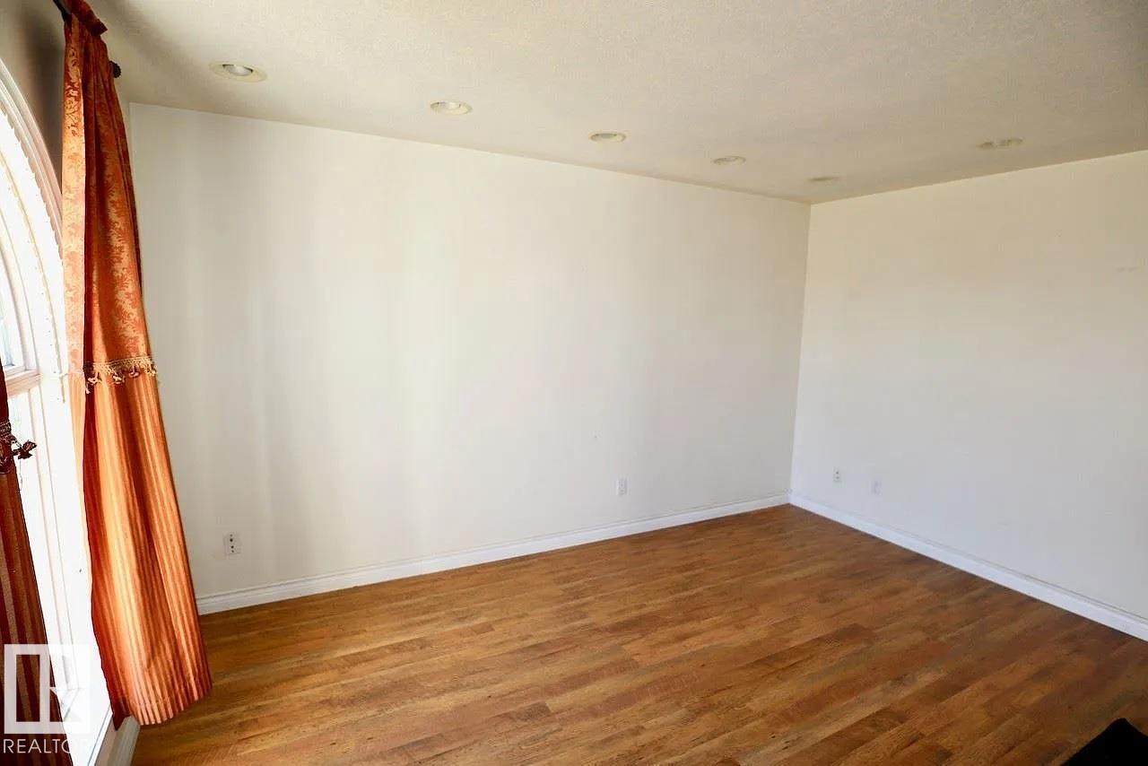 4932 48 ST - Image 21