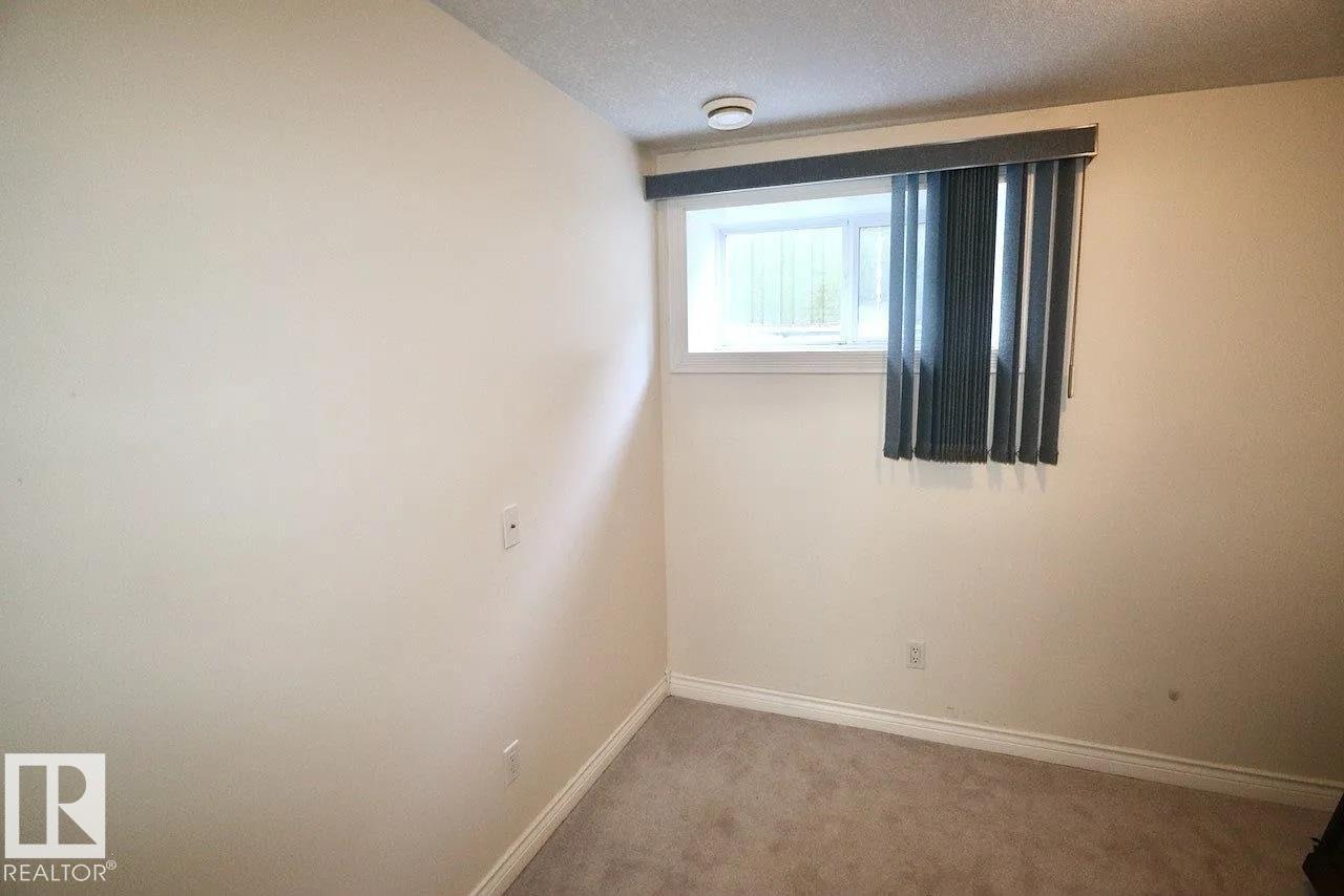 4932 48 ST - 39