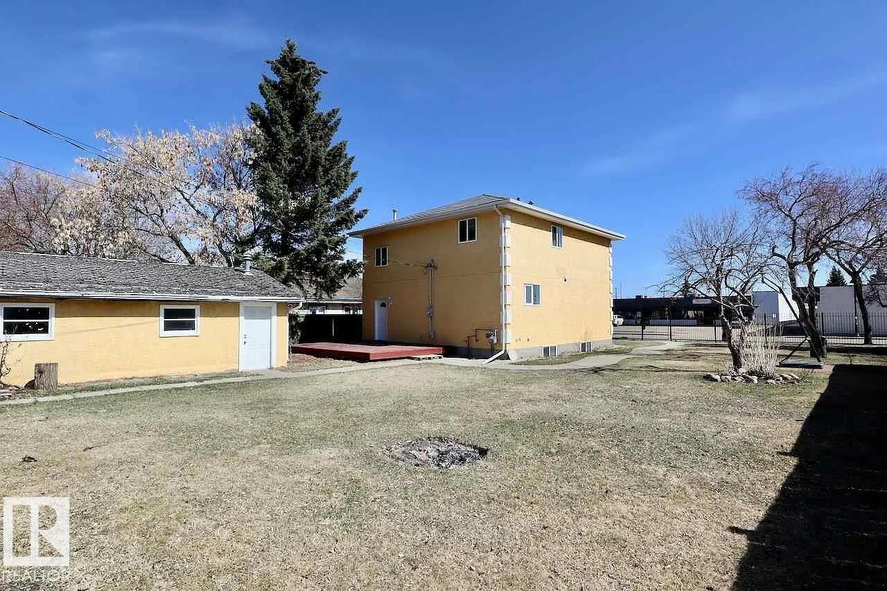 4932 48 ST - 48