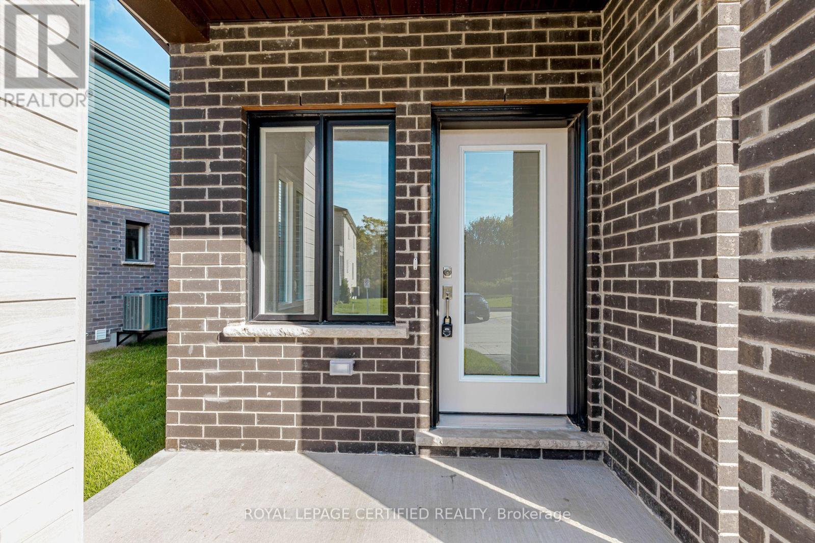 26 OAK FOREST COMMON CRESCENT — photo 3