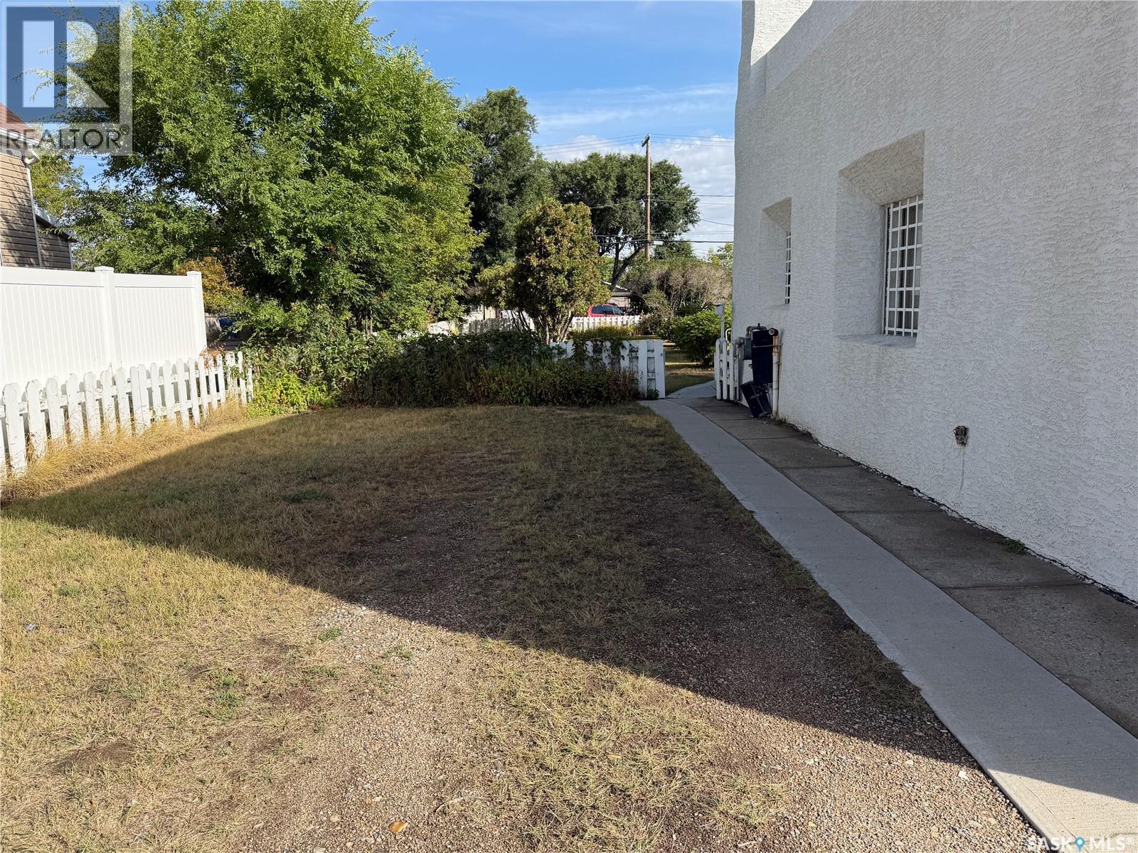 338 Lillooet STREET W, Moose Jaw Saskatchewan — photo 2