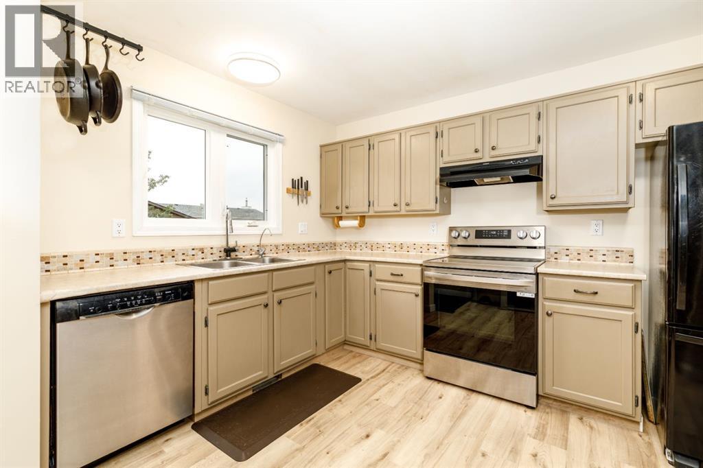 Listing photo – 152 Dundee Crescent, Penhold