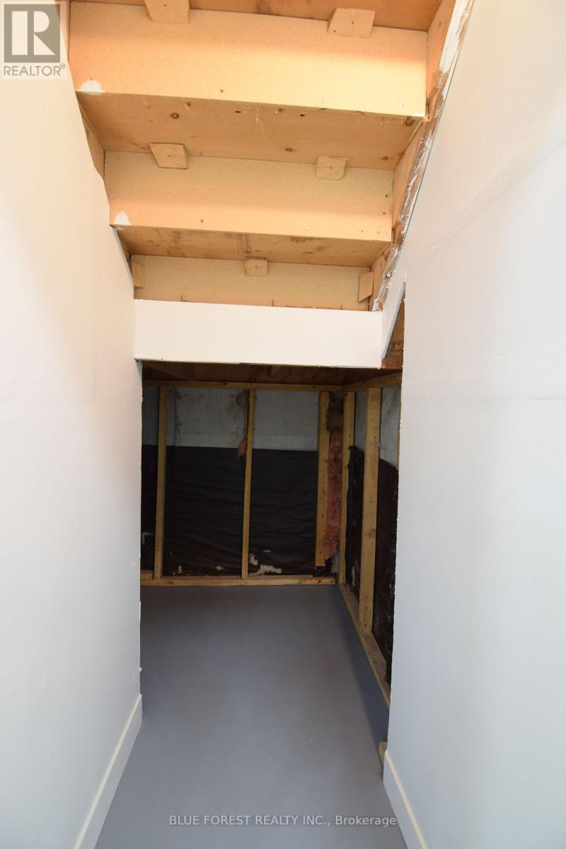 1048 MAHOGANY ROAD - Image 32
