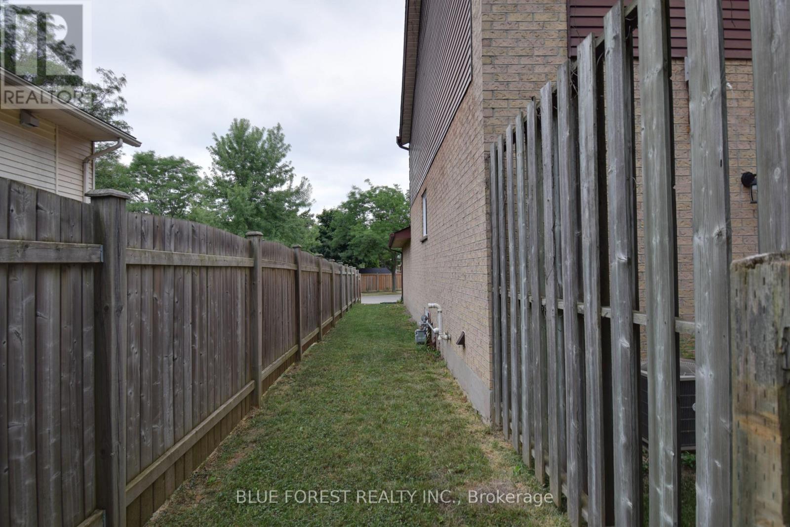 1048 MAHOGANY ROAD - 38