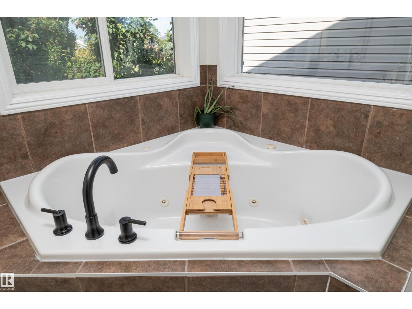 1128 114 ST SW - 23