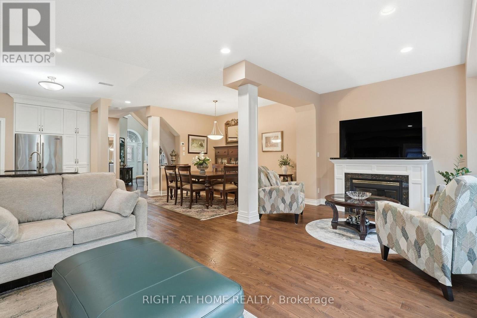 2121 PINEVALLEY CRESCENT - 12