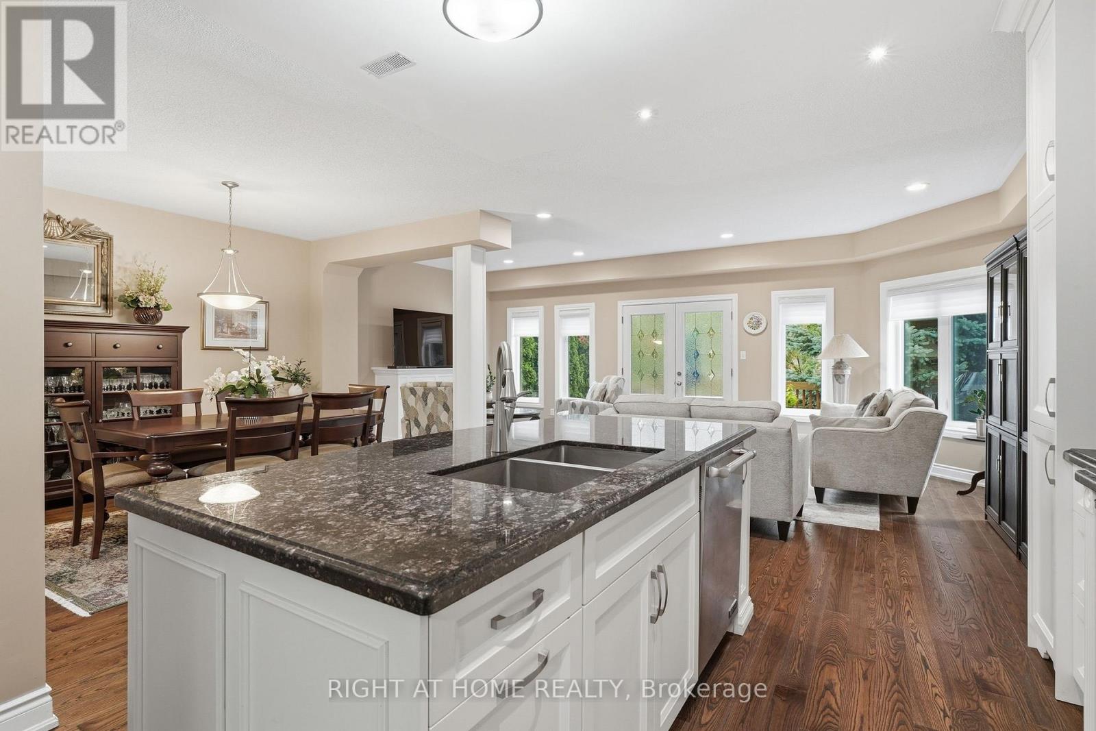 2121 PINEVALLEY CRESCENT - 13