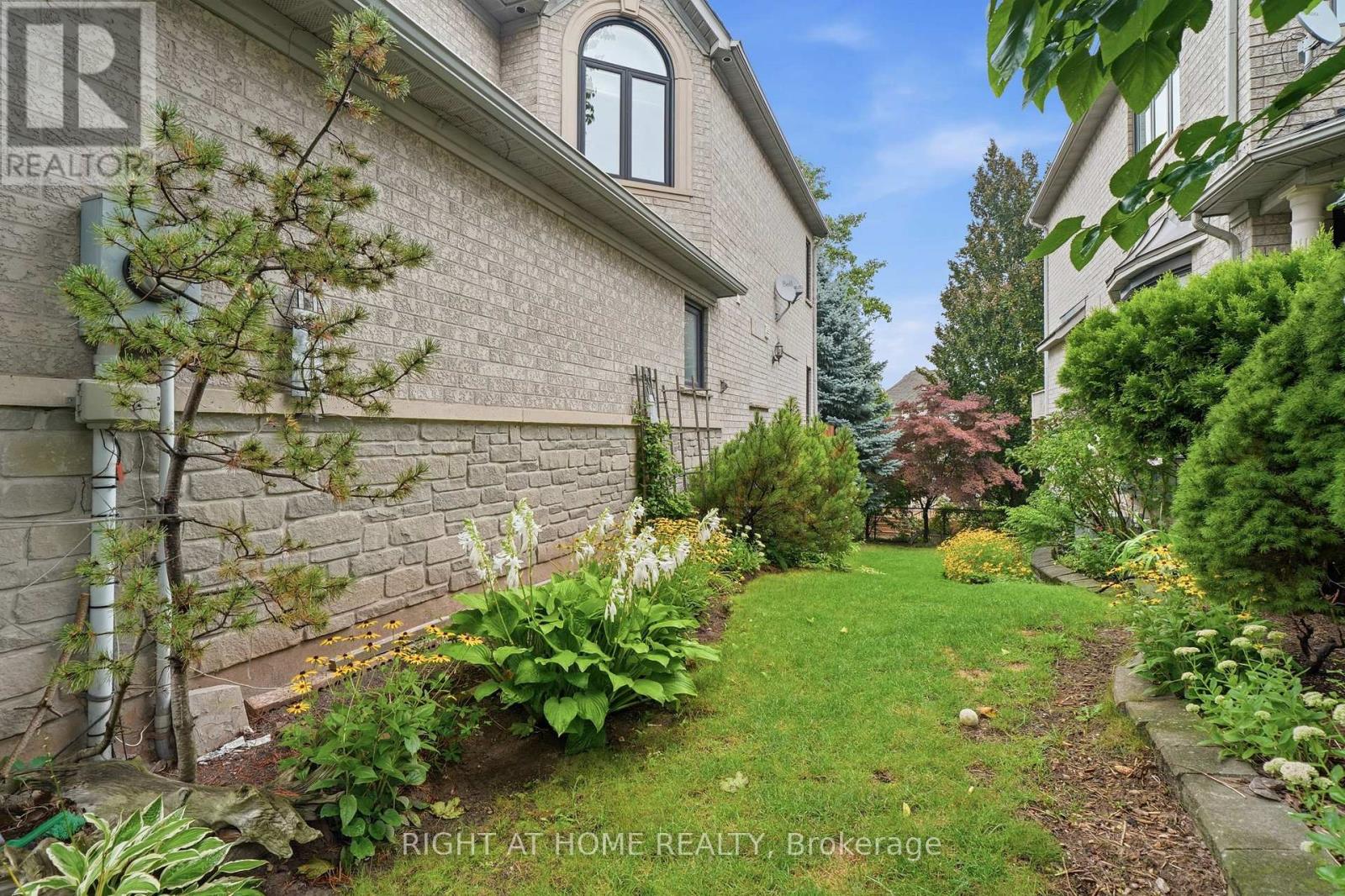 2121 PINEVALLEY CRESCENT - 2