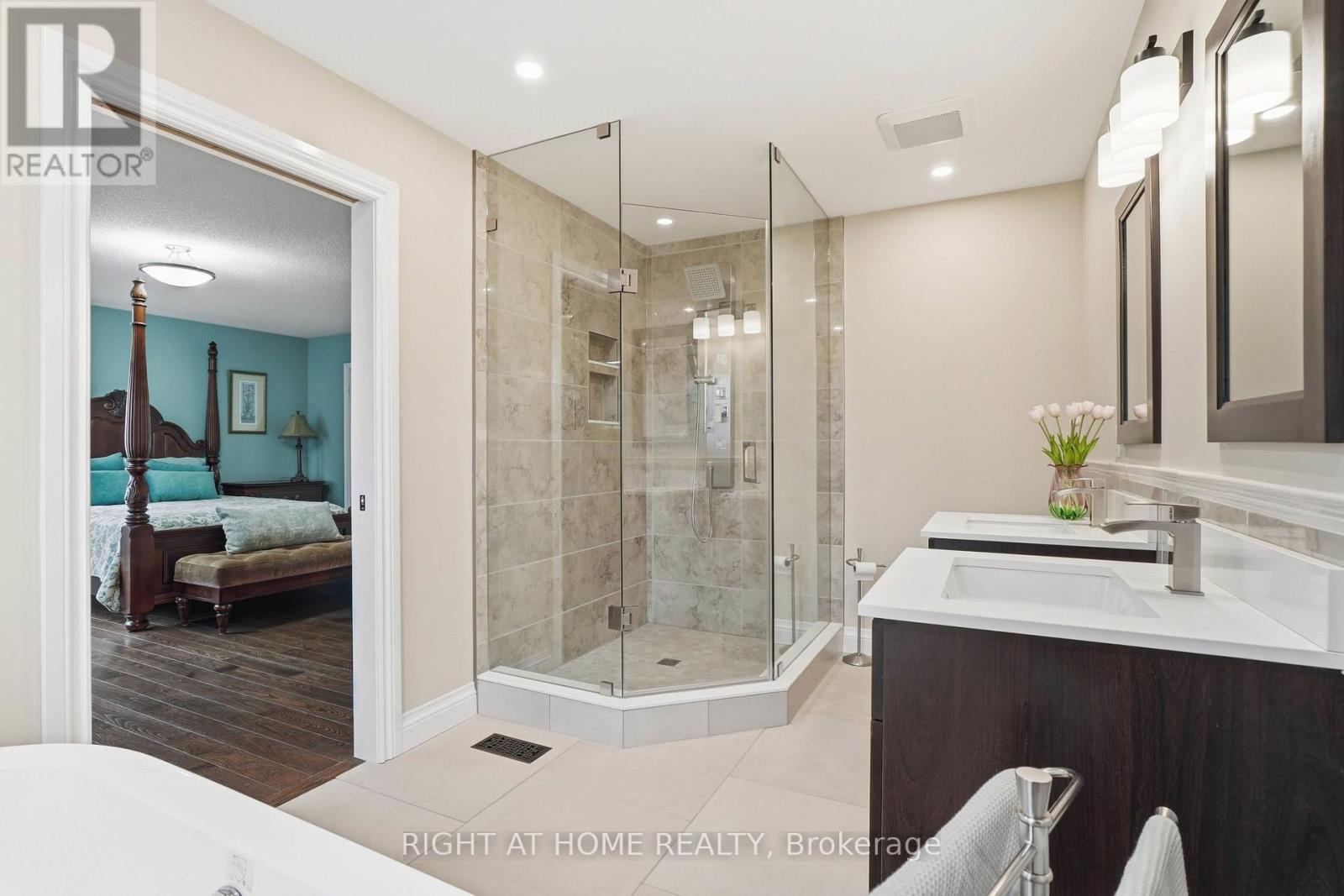 2121 PINEVALLEY CRESCENT - 24