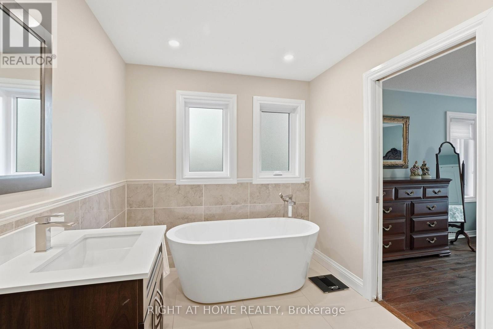 2121 PINEVALLEY CRESCENT - 25