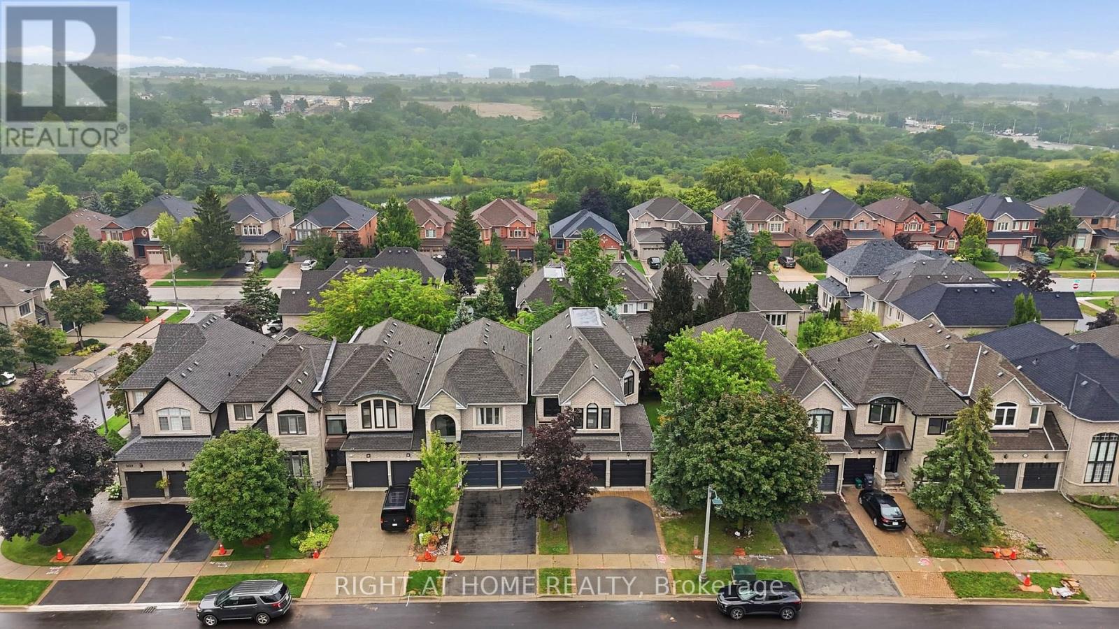 2121 PINEVALLEY CRESCENT - 40