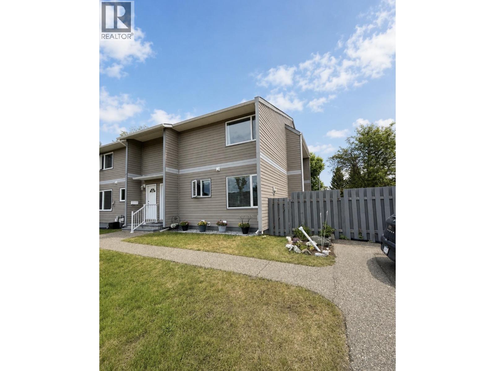 Living room of 325 2550 S OSPIKA BOULEVARD · Prince George, BC