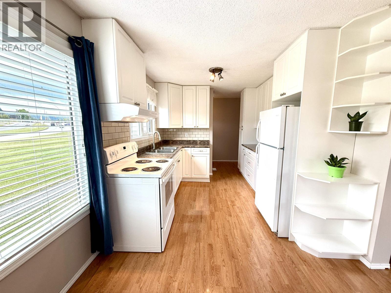 Photo 8 of 22 — 325 2550 S OSPIKA BOULEVARD · Prince George, BC