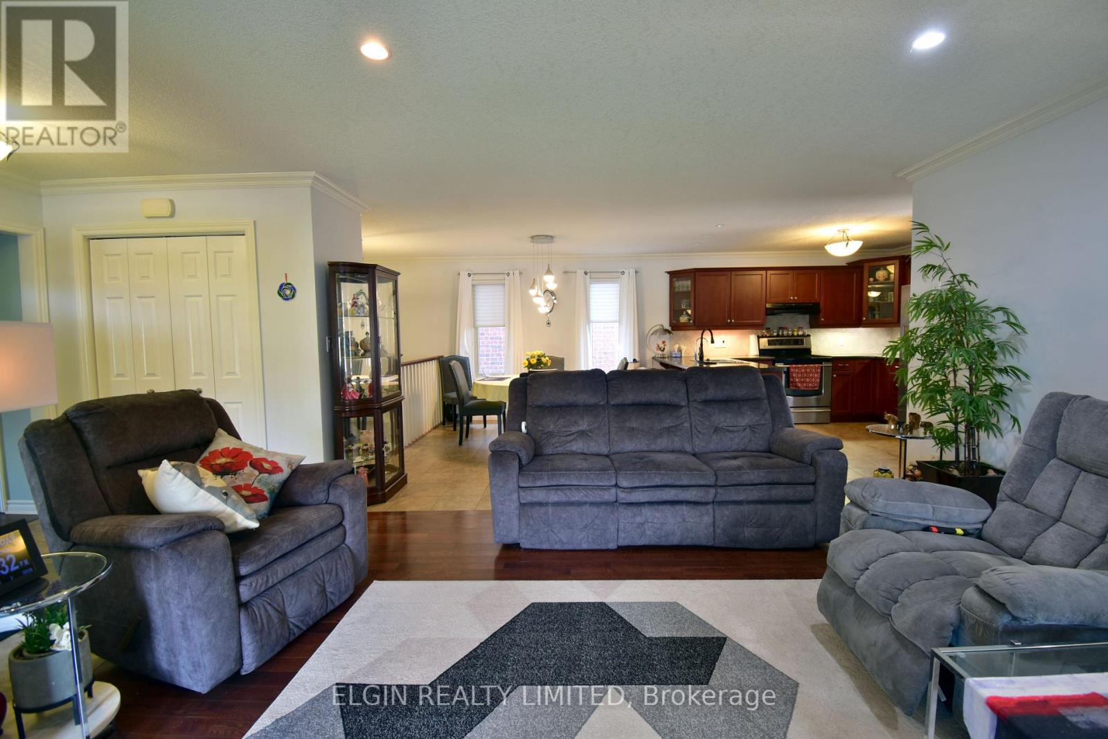 30 PEACH TREE BOULEVARD - 7