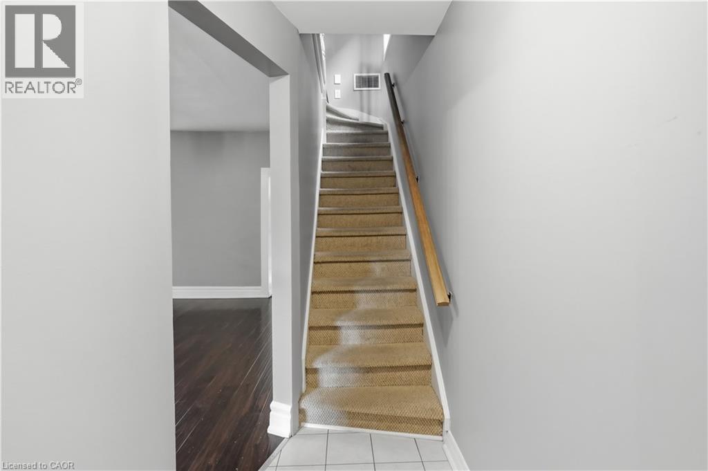 62 CEDAR Avenue, Hamilton, Ontario, L8M3A8, Hamilton, Ontario — photo 4 of 5
