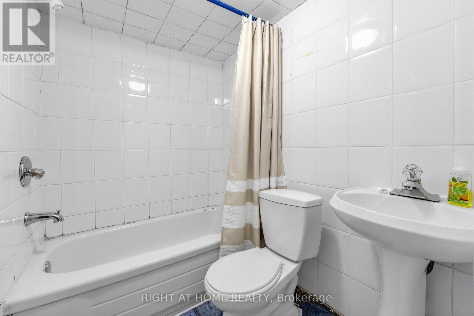 46 ALOMA CRESCENT - 24
