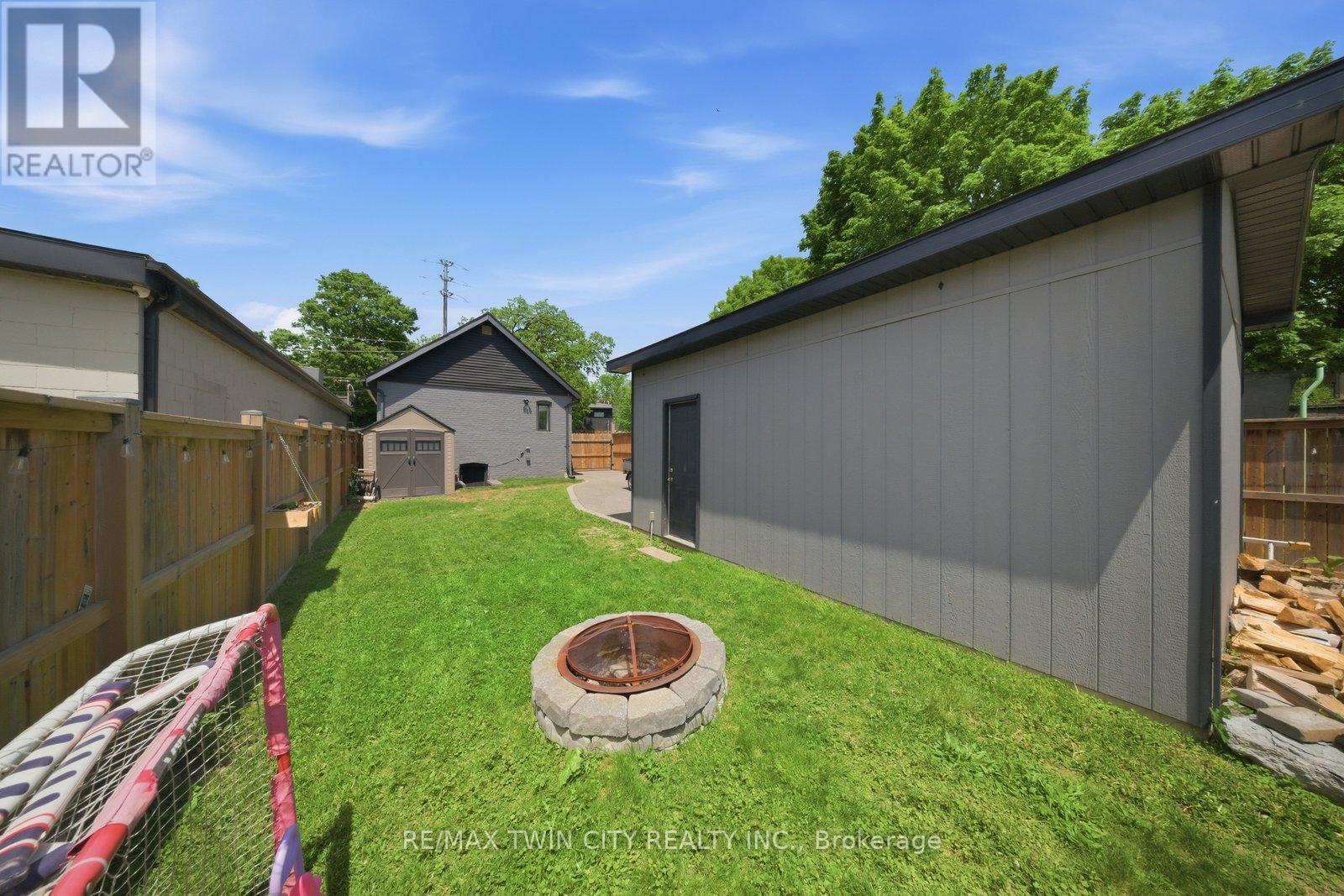 162 GRAND RIVER AVENUE - 34