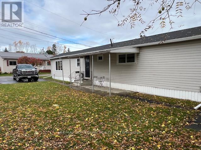 #3 1871 OXFORD AVENUE - 2