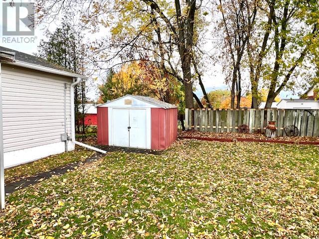 #3 1871 OXFORD AVENUE - Image 3