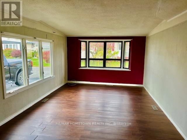 #3 1871 OXFORD AVENUE - Image 4